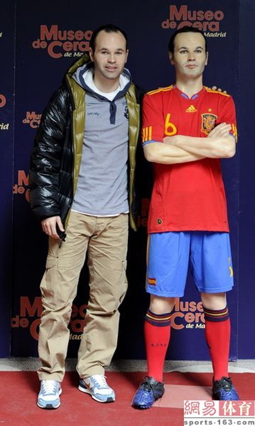 Iniesta đứng bên cạnh bức tượng sáp của mình.