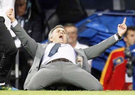 Kiểu xoạc ăn mừng bàn thắng nổi tiếng của Mourinho.
