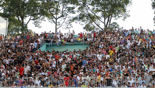 Một số hình ảnh theo dõi bóng đá của người hâm mộ ở Việt Nam.