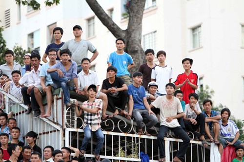 Một số hình ảnh theo dõi bóng đá của người hâm mộ ở Việt Nam.