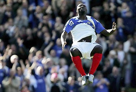 Pha ăn mừng bàn bàn thắng thường thấy của Lomana Lualua, cựu cầu thủ Newcastle và Portsmouth.