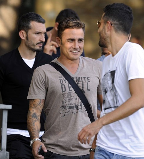 Cannavaro, cựu đội trưởng đội tuyển Italia đến trung tâm Coverciano ở Florence (Italy) tham dự khóa học. Bên cạnh anh là hậu vệ Fabio Grosso (phải). Người mặc áo đen phía sau là cựu hậu vệ AC Milan, Zambrotta.