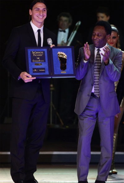 “Vua bóng đá” Pele trao giải thưởng cho Ibrahimovic.