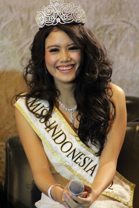 Cùng chiêm ngưỡng vẻ đẹp nghiêng nước, nghiêng thành của Hoa hậu Indonesia 2012.