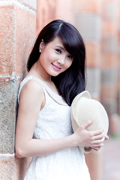 Khánh Chi còn tham dự cuộc thi Hoa hậu Phụ nữ Việt Nam qua ảnh 2012.