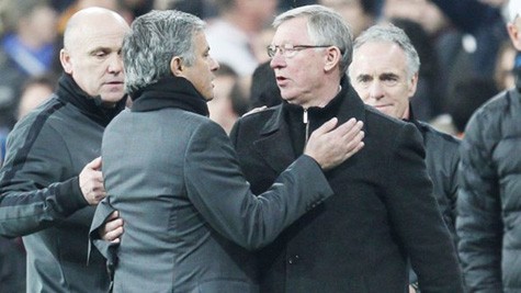 Dù thường xuyên đấu khẩu nhưng Mourinho (trái) và Sir Alex vẫn luôn tôn trọng nhau