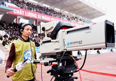 Người hâm mộ mong chờ các đài truyền hình trực tiếp nhiều trận đấu tại V-League. Ảnh: Quang Thắng