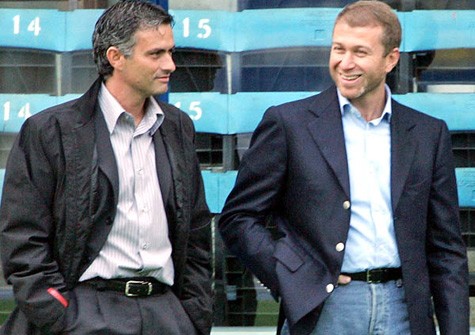 Ông chủ Abramovich (phải) quyết đưa Mourinho trở lại Chelsea.