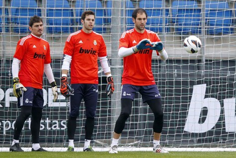 Casillas (trái) khó giành vị trí với Lopez (phải).