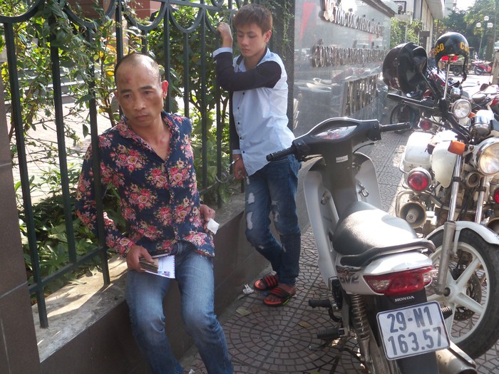 Nguyễn Thạc Hải và Nguyễn Hữu Cường, bị bắt ngay tại chốt làm việc của tổ công tác. Y5/141