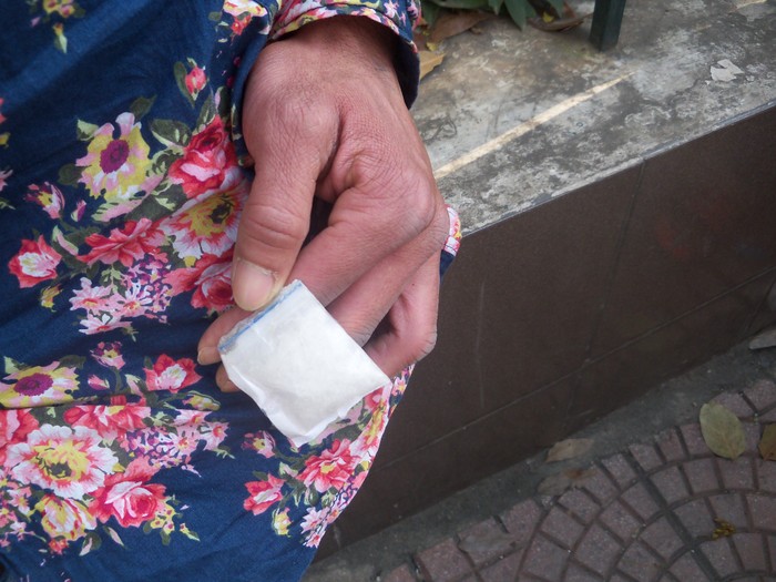 Số ma túy dạng đá này bị phát hiện bên trong chiếc khẩu trang.