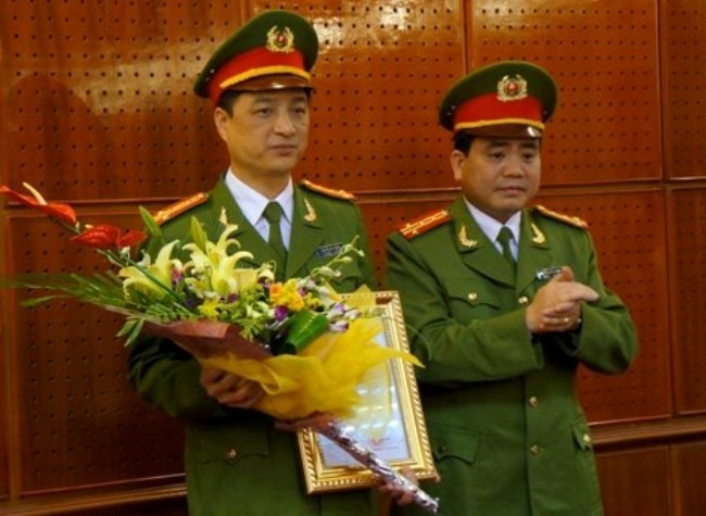 Đồng chí Nguyễn Đức Chung, Bí thư Đảng ủy, Giám đốc CATP trao quyết định của Bộ trưởng Bộ Công an cho Đại tá Nguyễn Duy Ngọc. (ảnh: ANTĐ)