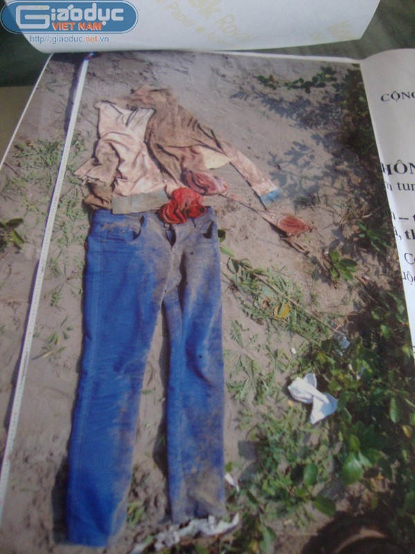 Bộ quần áo trên thi thể nạn nhân còn dính máu.