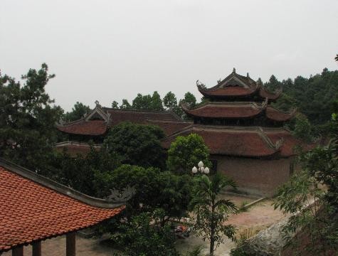 Ngang lưng chừng núi là những mái chùa của học viện Phật Giáo Sóc Sơn mới được xây dựng