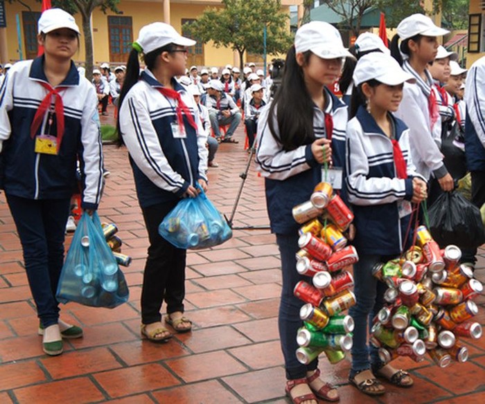 Học sinh thu gom vỏ lon bia, nước ngọt để ủng hộ phong trào “Kế hoạch nhỏ”. (Ảnh: Dangcongsan.vn)