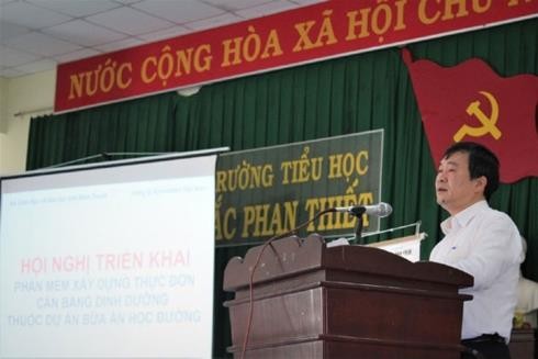 Đại diện Sở GD-ĐT tỉnh Bình Thuận đọc quyết định của Bộ GD-ĐT về việc triển khai phần mềm.