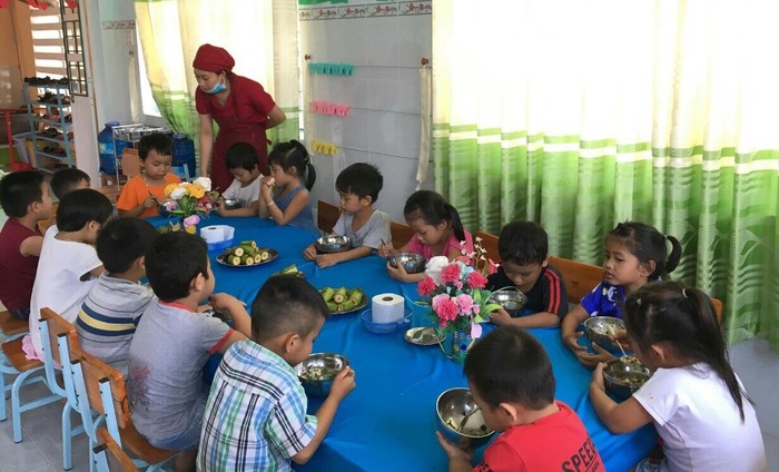 Bữa ăn bán trú của học sinh Trường mẫu giáo Tân Xuân huyện Hàm Tân (Ảnh tác giả)