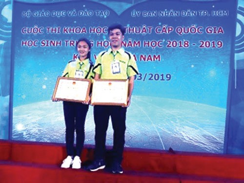 Trần Duy Chiến và Nguyễn Thị Thanh Dung lớp 12A9 Trường Trung học phổ thông Đức Linh xuất sắc giành giải nhất.
