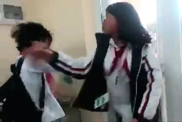 Nữ sinh lớp 7 Trường Trung học cơ sở Cẩm Bình bị một nữ sinh cùng lớp đánh túi bụi ngay trong lớp (Ảnh cắt từ clip)