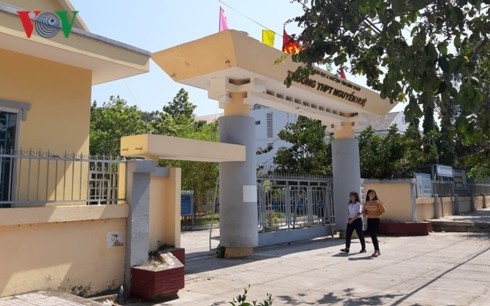 Trường Trung học phổ thông Nguyễn Huệ thị xã La Gi nơi phát hiện sự cố lộ đề thi (Ảnh VOV)