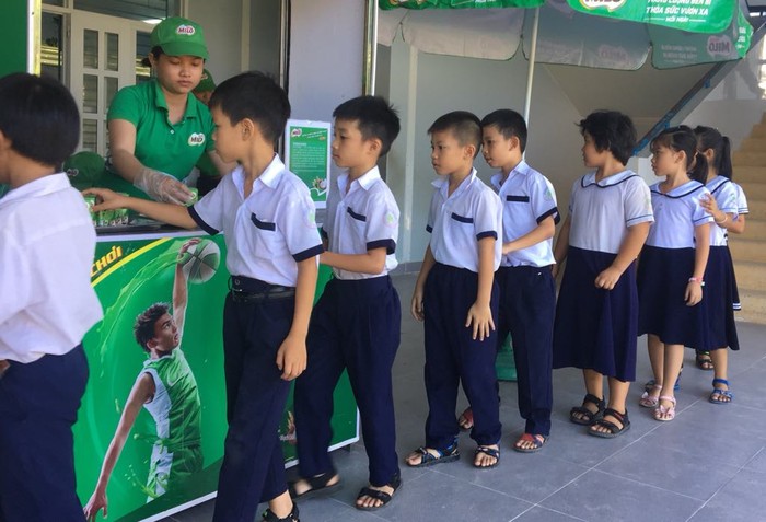 Phát sữa miễn phí trong trường học ở tỉnh Bình Thuận (Ảnh minh họa của tác giả)