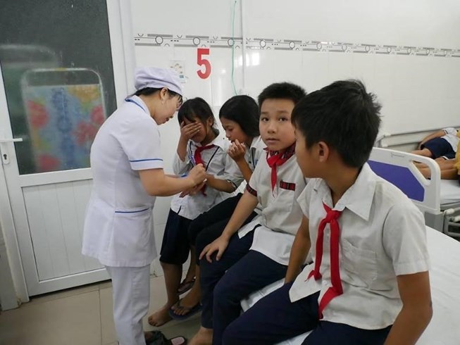 Học sinh nghi bị ngộ độc sữa đang được khám và điều trị tại bệnh viện (Ảnh báo Pháp Luật thành phố Hồ Chí Minh)