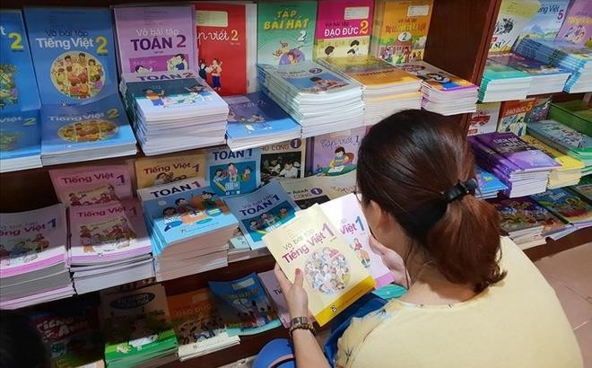Sách giáo khoa nên để phụ quyên tự quyền chọn mua (Ảnh minh họa tintucvietnam.vn)