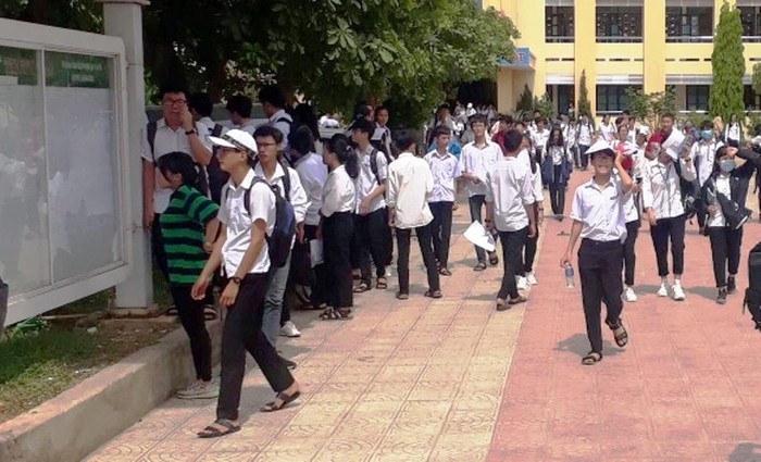 Kết thúc môn thi ngày 4/6 thì nhiều thí sinh ở Quảng Bình nhận được thông báo về việc thi lại môn Ngữ văn vào ngày 5/6. Ảnh:Nguyên Phong