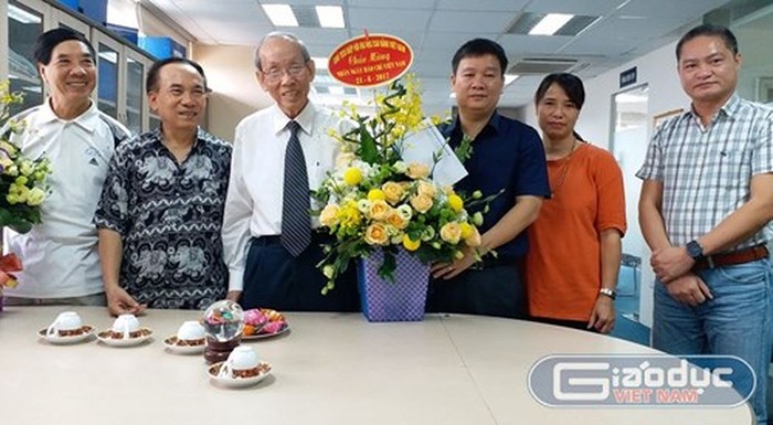 Chủ tịch Hiệp hội các trường đại học, cao đẳng Việt Nam, Giáo sư Trần Hồng Quân (thứ 3 từ trái sang) tới thăm Báo điện tử Giáo dục Việt Nam nhân dịp 21/6 năm 2017. Ảnh TL