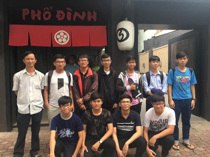 Cuộc hội ngộ của các học trò xuất sắc khối B tỉnh Bình Thuận và Đồng Nai năm 2018 và năm 2019. Tiến Trung đứng thứ 3 tính từ phải sang (Ảnh nhân vật cung cấp)