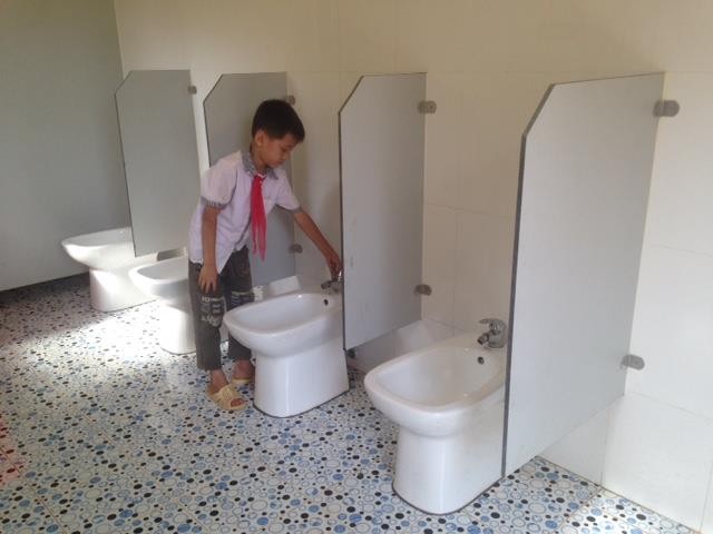Để nhà vệ sinh trong trường học không còn là nỗi ám ảnh của học sinh chỉ còn cách kêu gọi sự chung tay của phụ huynh(Ảnh minh họa Báo Vĩnh Phúc).