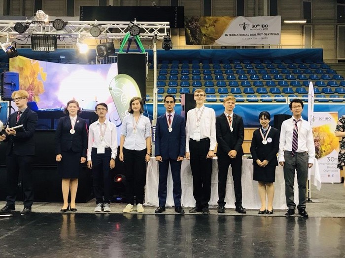 Hoàng Minh Trung (thứ 2 từ trái sang) nhận huy chương bạc kỳ thi Olympic Sinh học quốc tế năm 2019 được tổ chức tại thành phố Szeged, Hungary. (Ảnh nhà trường cung cấp)