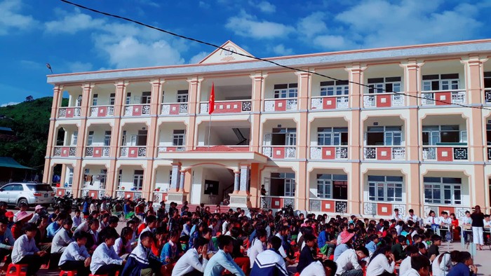 Học sinh Trường Phổ thông Dân tộc bán trú – Trung học cơ sở Nậm Ngà, xã Tà Tổng, huyện Mường Tè, tỉnh Lai Châuđã được khai giảng trong ngôi trường mới khang trang.