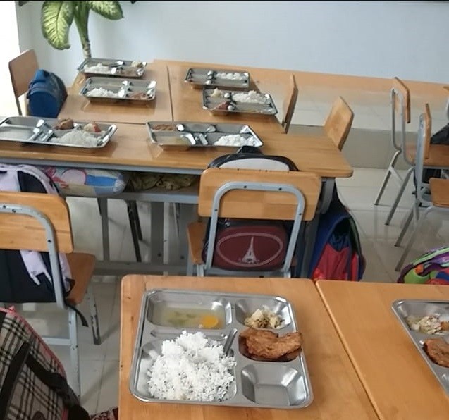 Bữa ăn được cho là 13 ngàn đồng vào ngày 11/9 tại Trường Tiểu học Hàm Thắng 2, huyện Hàm Thuận Bắc, tỉnh Bình Thuận (Ảnh chị H.)