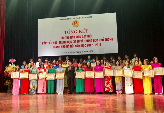Lễ vinh danh các thầy cô xuất sắc trong Hội thi giáo viên dạy giỏi cấp Thành phố năm học 2017- 2018 (Ảnh minh họa, nguồn thcsnguyendu.hoankiem.edu.vn).
