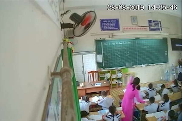 Phụ huynh lắp camera phát hiện giáo viên bạo hành (Ảnh cắt từ clip, Báo giadinh.net.vn)