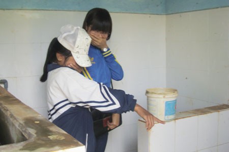 Nhà vệ sinh không ít trường học luôn là nỗi ám ảnh kinh hoàng của học sinh (Ảnh minh họa Suckhoedoisong.vn)