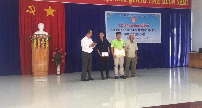 Công ty Trầm Hương Hoàng Giang nhận giấy khen về công tác khuyến học của thị xã (Ảnh CTV)