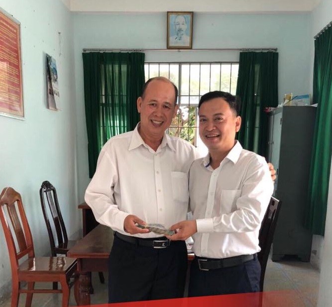 Thầy Hiệu trưởng Mai Trọng Khôi (người đứng bên trái) đang trao lại 60 triệu đồng cho anh Thuận (Ảnh CTV)