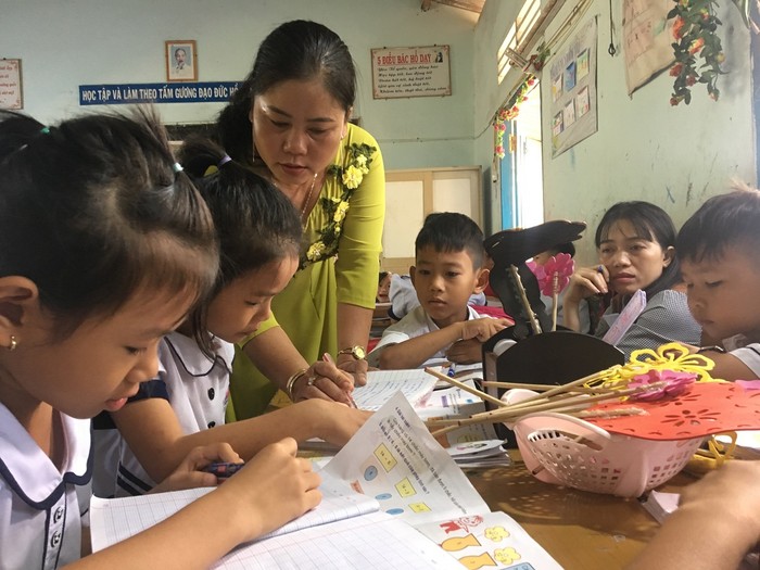 Giáo viên đang nghiệm thu sản phẩm của học sinh ở các nhóm (Tiết học theo mục tiêu phát triển năng lực của học sinh tại Trường Tiểu học Tân Bình thị xã La Gi tỉnh Bình Thuận. Ảnh Phan Tuyết)