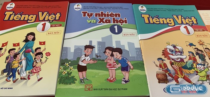 Theo Giáo sư Nguyễn Minh Thuyết, giáo viên cầm sách Tiếng Việt 1 mới của bộ sách Cánh Diều dạy được ngay, không cần tập huấn (Ảnh: Thùy Linh)