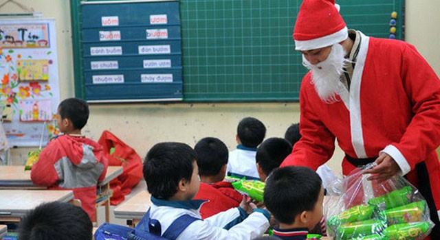 Thay vì ông già Noel tặng quà vài em thì nhà trường nên tổ chức tặng quà cho cả lớp (Ảnh minh họa VTV)