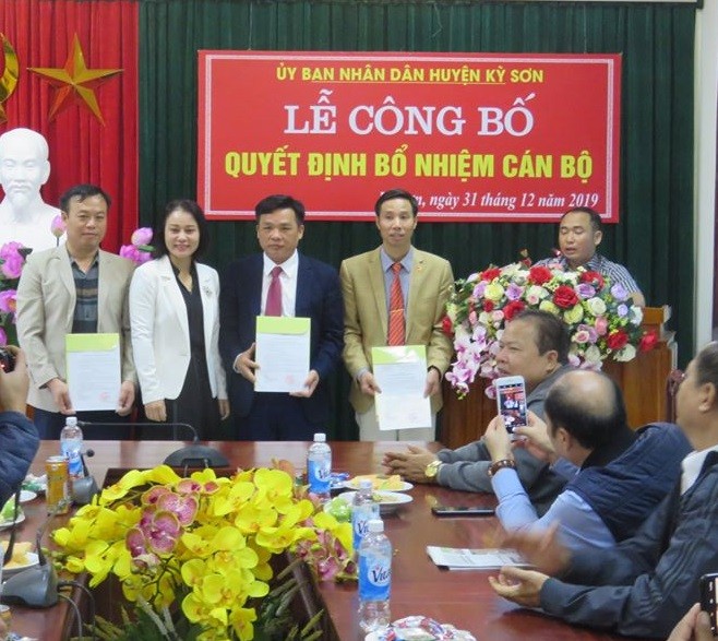 Ông Phan Văn Thiết (thứ 3 bên trái vào) nhận quyết định Trưởng Phòng Giáo dục và Đào tạo huyện Kỳ Sơn (Ảnh CTV)