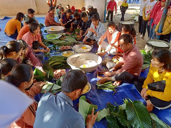 Học trò và giáo viên Trường Bế Văn Đàn xã Cư kBang huyện Ea Súp Tỉnh Đắk Lắk gói bánh chưng tặng học sinh nghèo (Ảnh CTV)