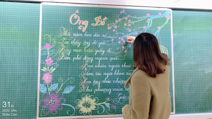 Giáo viên thi viết chữ đẹp trong ngày hội Khai bút đầu xuân (Ảnh CTV)