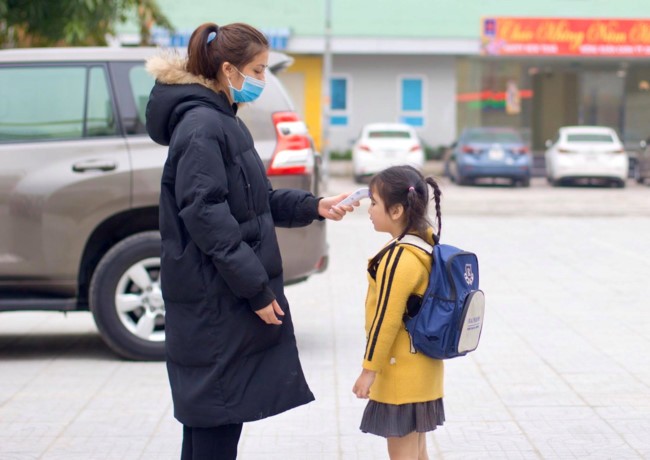 Nhiều trường học tại Nghệ An thực hiện kiểm tra thân nhiệt học sinh trước khi vào trường (Ảnh minh họa, nguồn: Báo Giáo dục &amp; Thời đại)
