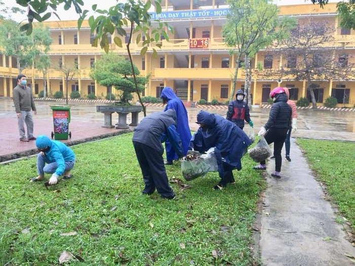 Giáo viên đội mưa quét dọn, khử trùng trường lớp (Ảnh:N.H Báo giaoduc.net.vn)