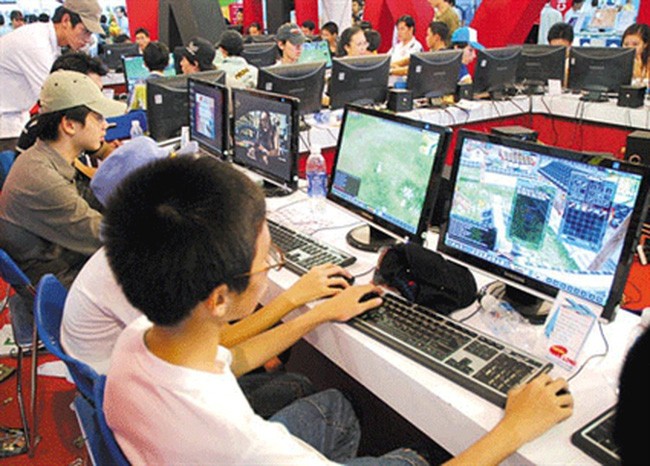 Trong mùa dịch này, tình trạng các em học sinh ở nhà thường xuyên chơi game trên các thiết bị điện tử hiện đại là không tránh khỏi. (Ảnh có tính chất minh họa của VTV).
