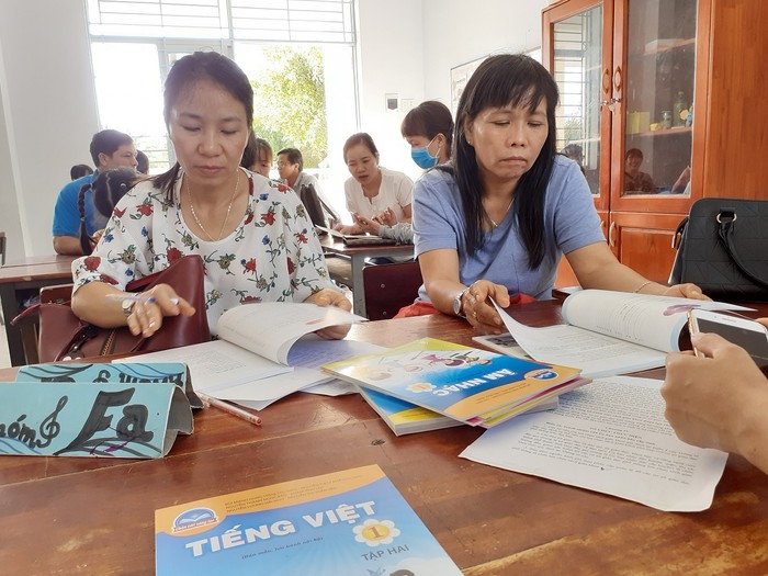 Giáo viên tỉnh Bình Thuận đang nghiên cứu để bình chọn sách giáo khoa lớp 1 (Ảnh Phan Tuyết)