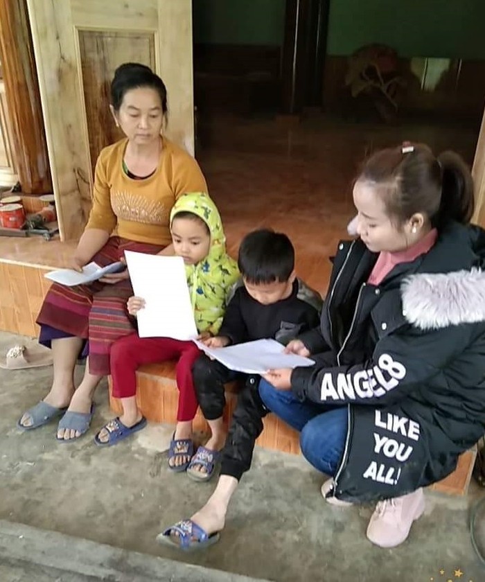 Giáo viên huyện Tương Dương đưa bài tập tới tận nhà cho học sinh của mình ở các bản (Ảnh CTV)